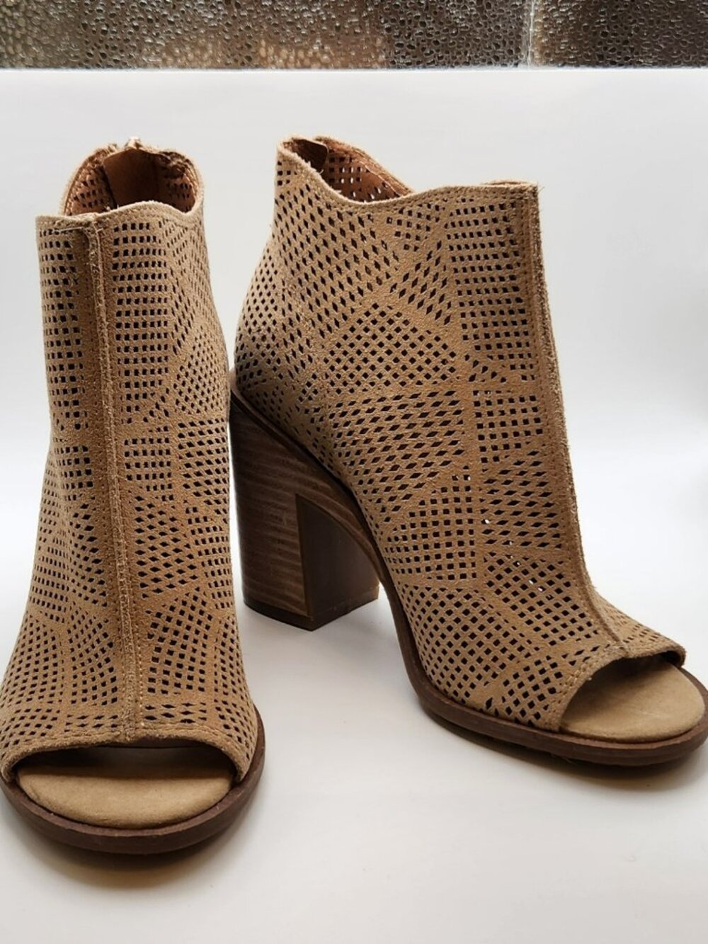 Lucky Brand bootie sz 6M perforated leather upper beige VGUC